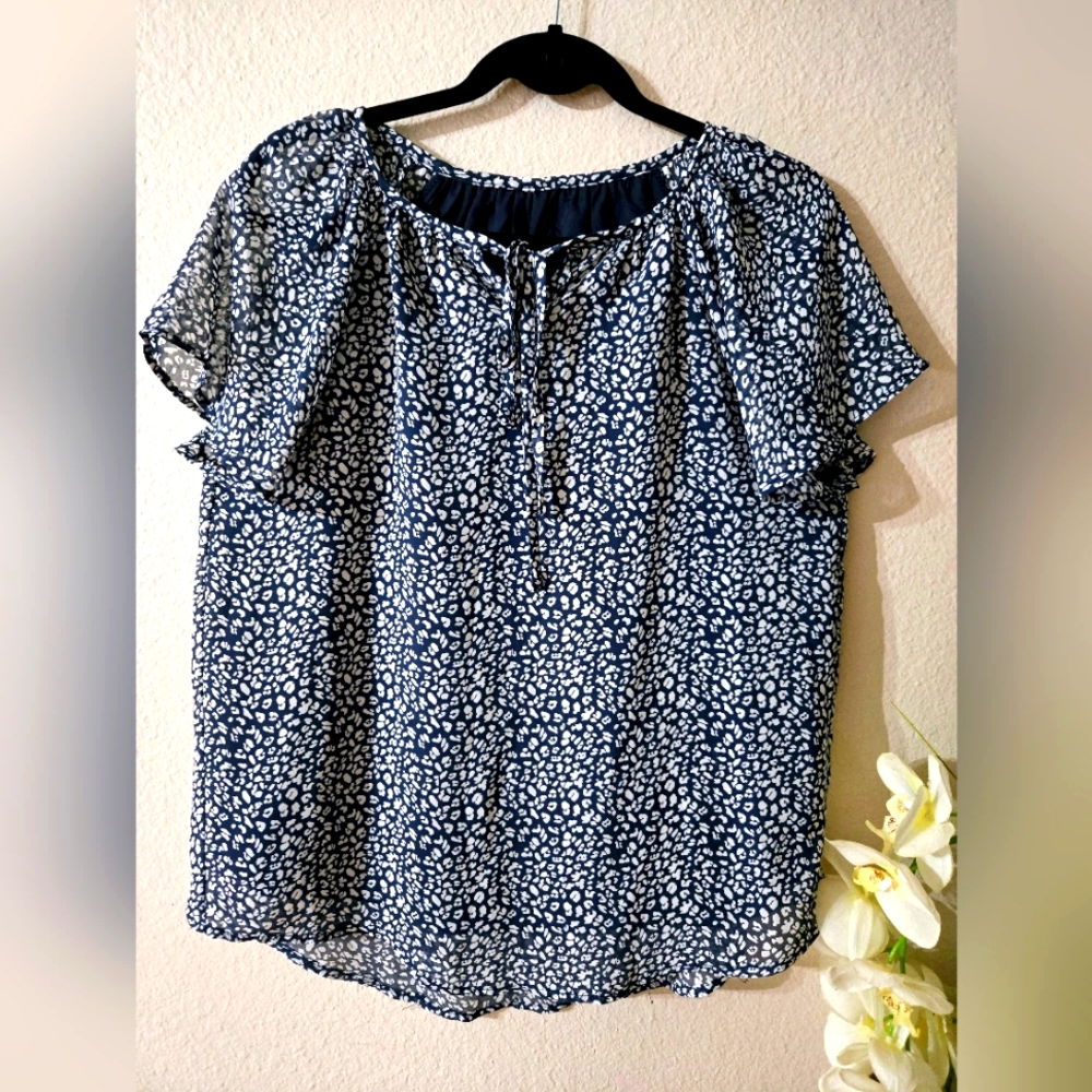 Navy blue and white print Medium blouse 👚